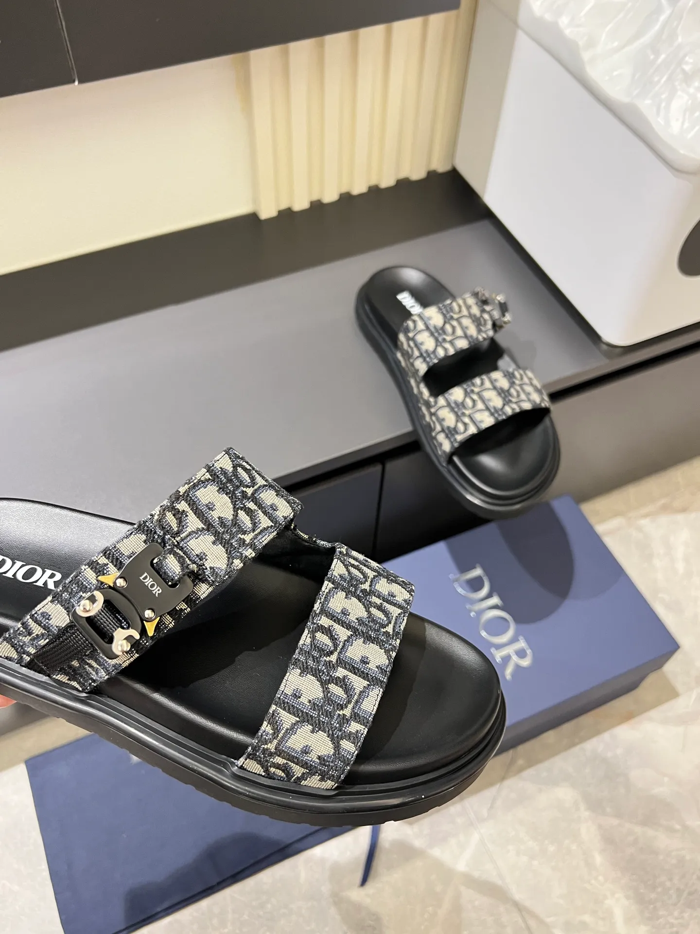 Men's Men's Shoes 💰p320 Dio* Men's Sandals Slippers. Showcasing Dior haute couture design. The Dior gray suede strap is accented with an aluminum Dior buckle for added style. Paired with a comfortable tonal notch sole, they pair easily with shorts or jeans for a sophisticated look. Main body: suede cow leather, technical fabric lining: cow leather, with adjustable straps, aluminum Dior buckle, Dior gray EVA insole, tonal notched rubber outsole splicing structure, size: 38-44 (customized at 45.46)